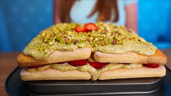 Tiramisu pistacjowe z truskawkami