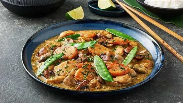 Zielone curry z kurczakiem i groszkiem cukrowym