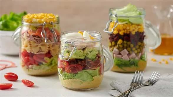 Sałatka w słoiku na 3 sposoby