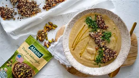 Zupa krem z białych warzyw z krakersami z orzechów