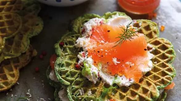 Gofry szpinakowe z wędzonym łososiem