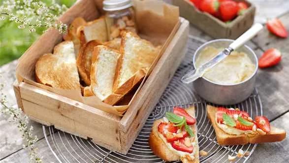 Crostini truskawkowe z kremem z orzechów nerkowca