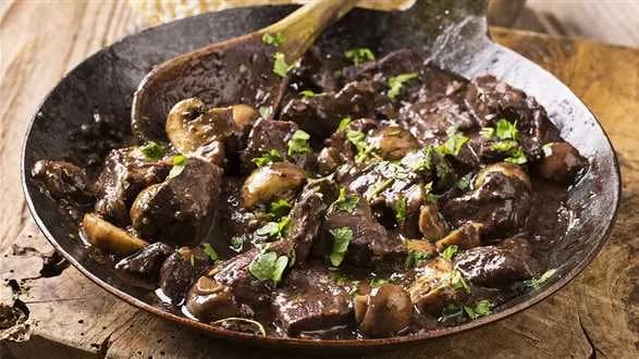 Gulasz z sarny na winie z pieczarkami