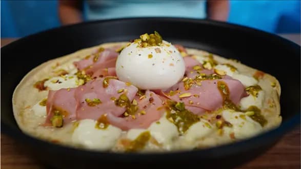 Pizza z mortadelą, pesto pistacjowym i burratą