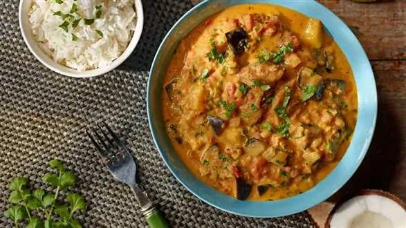 Curry z kurczaka z jabłkiem, mango i mlekiem kokosowym