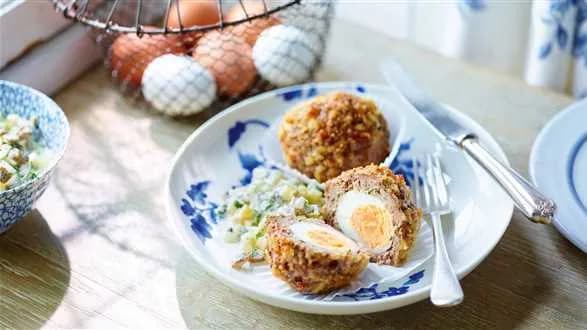 Jajka w mięsie mielonym z sosem tatarskim