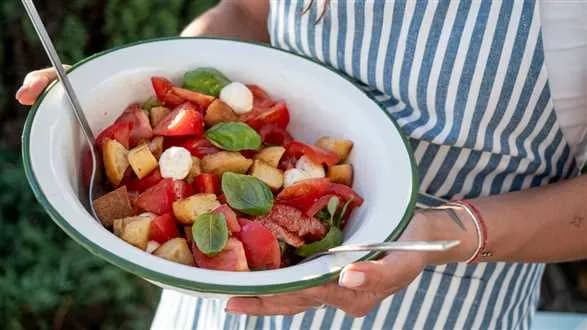 Panzanella – sałatka z pomidorami i czerstwym pieczywem