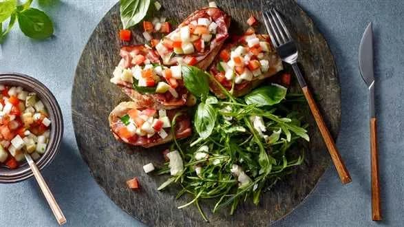 Schab z szynką i salsą jabłkową