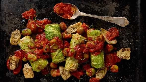 Hiszpańskie gołąbki" z chorizo w pomidorach z karczochami