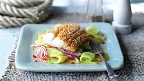 Smażona ryba w sezamie z azjatycką sałatką z ogórków