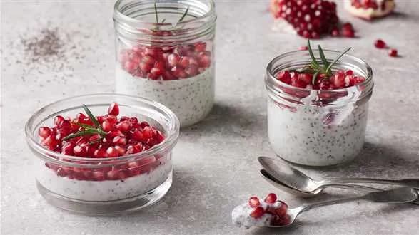 Pudding kokosowy z chia i granatem