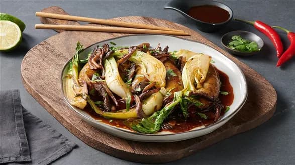 Biała kiełbasa z kapustą pak choi w stylu azjatyckim