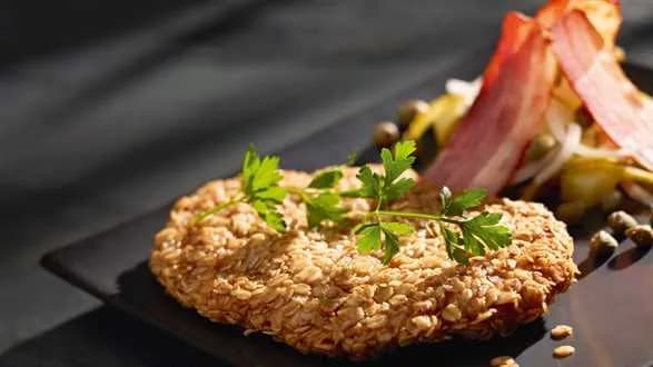 Sznycel w panierce owsianej z sałatką z ziemniaków