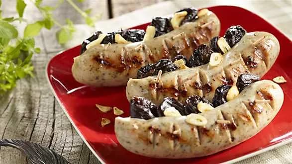 Biała kiełbasa nadziewana śliwkami z grilla