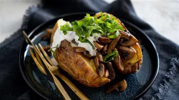 Kumpir z pieczarkami i sosem chrzanowym