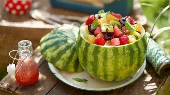 Kolorowa sałatka owocowa z dressingiem z arbuza