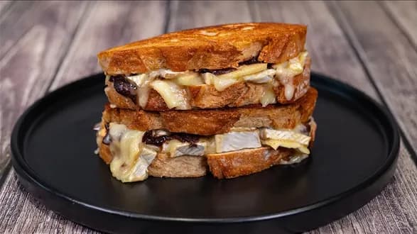 Kanapka z serem brie i konfiturą z cebuli