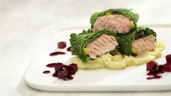 Łosoś z glazurowanym buraczkiem i chrzanowym purée