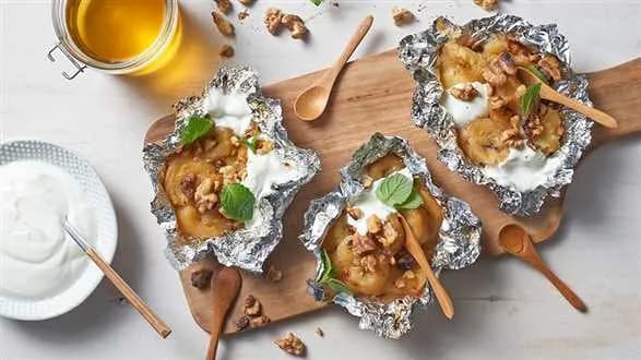 Grillowane banany z miodem i orzechami włoskimi