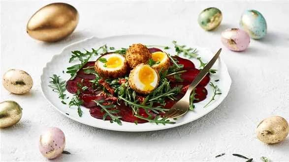 Smażone jajka w bezglutenowej panierce z sałatką z buraków