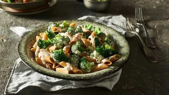 Makaron razowy z sosem serowo-brokułowym