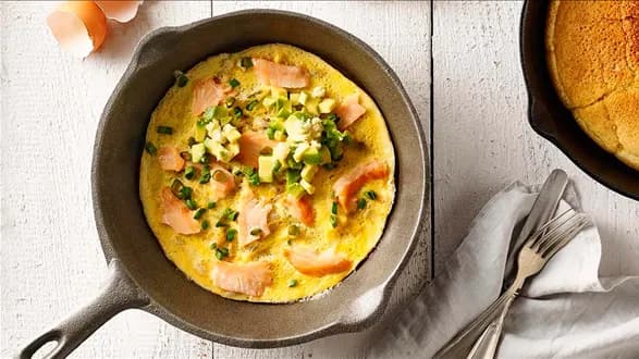 Omlet z wędzonym łososiem i awokado