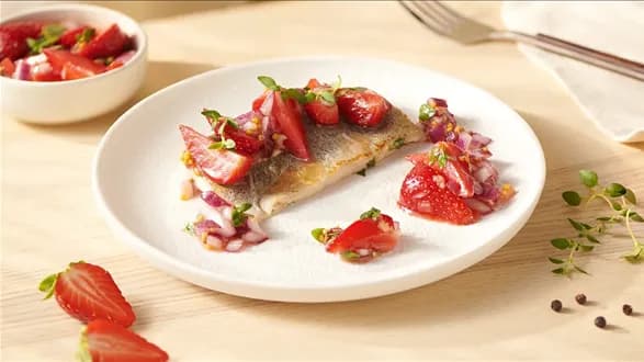 Smażony filet z pstrąga z wytrawną salsą truskawkową