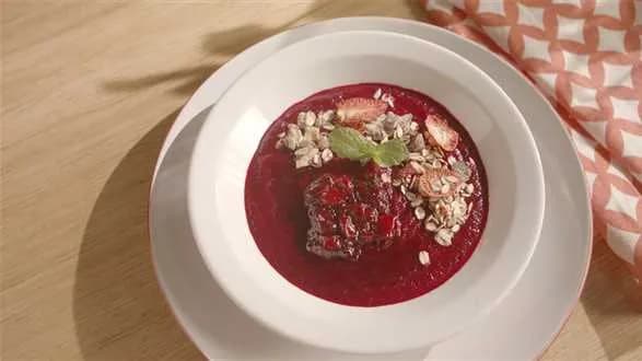 Deser buraczano-truskawkowy z sosem wiśniowym i musli