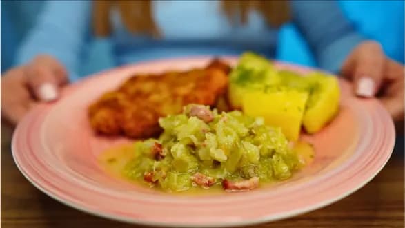 Młoda kapusta z boczkiem