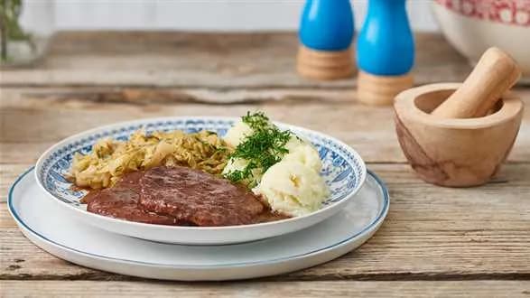 Zraz wieprzowy na dziko z młodą kapustą i ziemniakami purée