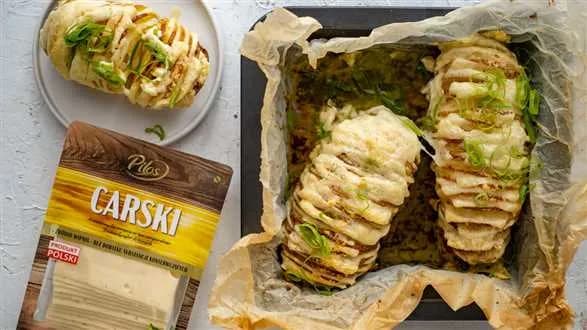 Serowe ziemniaki hasselback