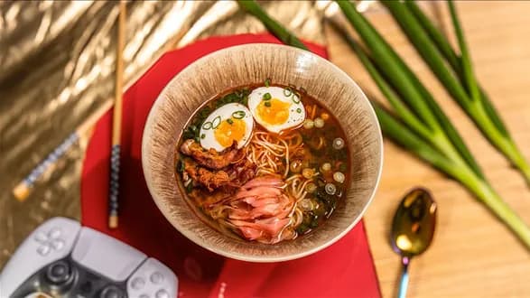 Prosty ramen Jokera z boczkiem, marynowanym imbirem i jajkiem