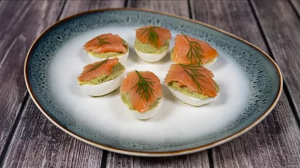 Jajka faszerowane z awokado i wędzonym łososiem