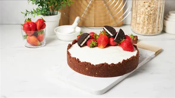 Sernik z białą czekoladą i truskawkami