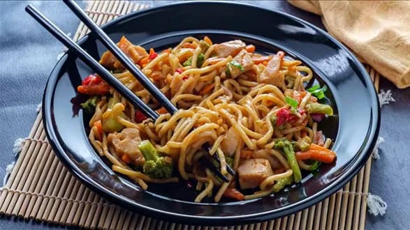 Makaron chow mein z kurczakiem