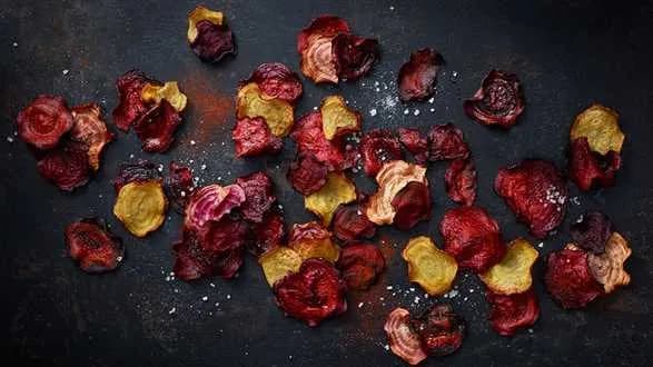 Pikantne chipsy z buraka z musem z fasoli