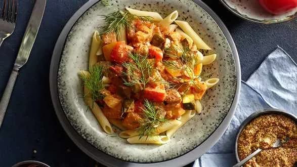 Gulasz jednogarnkowy z warzywami i makaronem