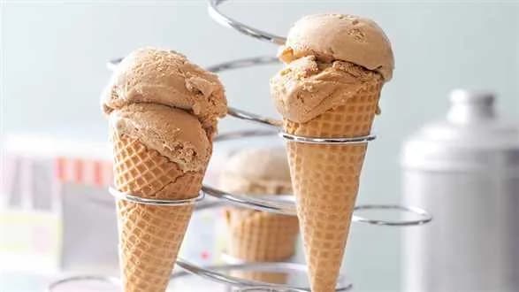 Kawowe lody z nektarynką