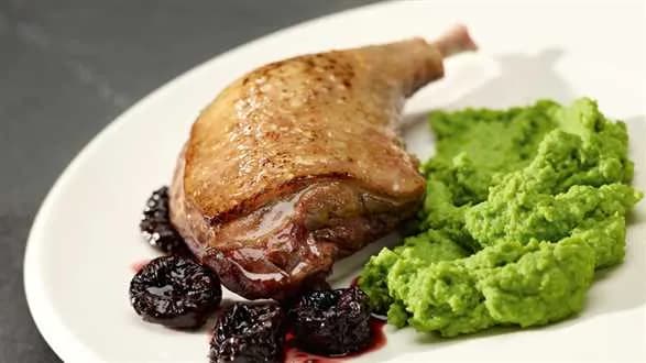 Nogi kaczki ze śliwkami suszonymi i purée z zielonego groszku