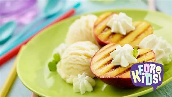 Grillowane brzoskwinie z bitą śmietaną i lodami