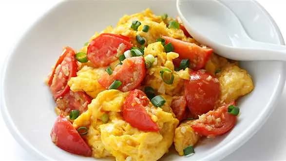 Kremowa jajecznica z pomidorami