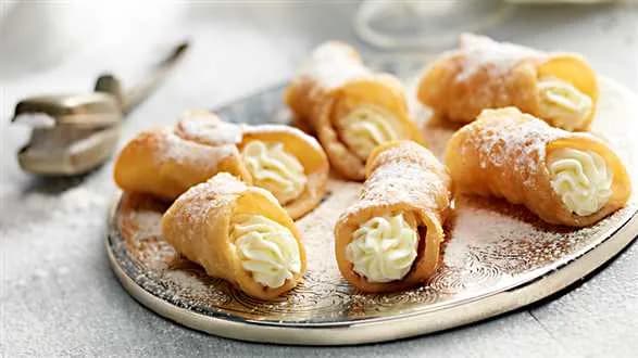 Sycylijskie cannoli nadziewane kremem z serka ricotta o smaku limonki