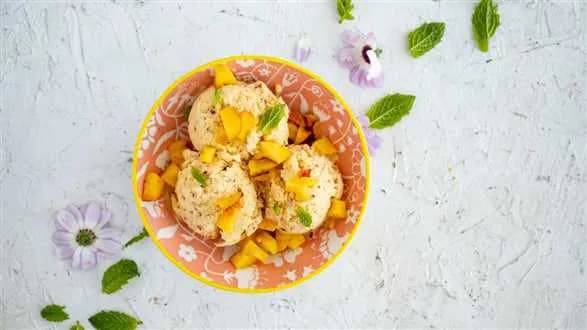 Nektarynkowe lody sernikowe