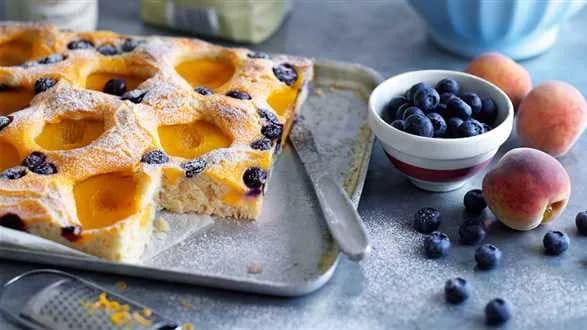 Ciasto z brzoskwiniami i borówkami