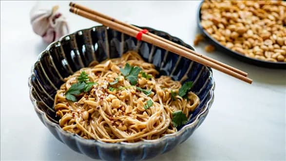 Ekspresowy makaron ramen z masłem orzechowym (peanut ramen)