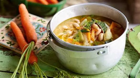 Śródziemnomorska zupa z ziemniaków i kopru włoskiego