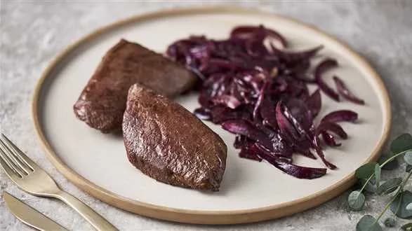 Stek ze strusia z karmelizowaną cebulą