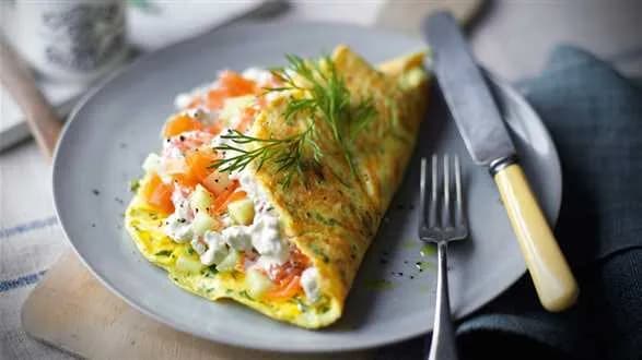 Omlety ziołowe z nadzieniem z serka grani i łososia