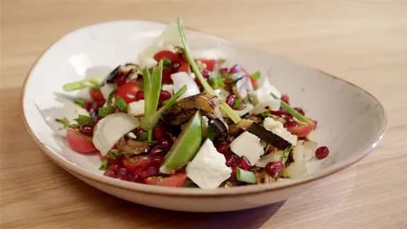 Sałatka z bakłażanem, fetą i granatem