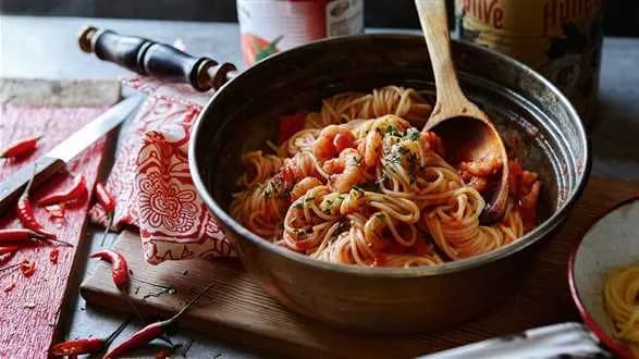 Spaghetti z pikantnym sosem pomidorowym i krewetkami